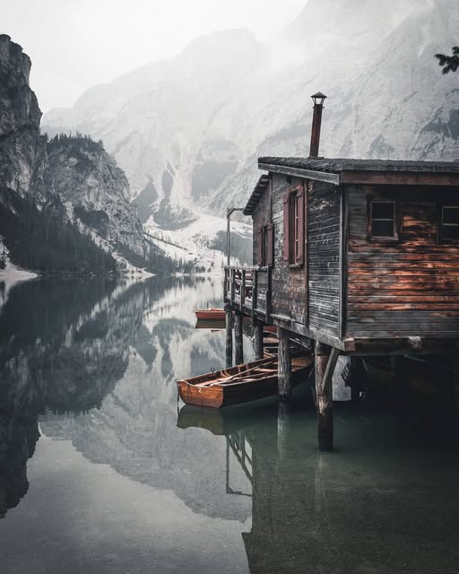 Chalet isolé dans une vallée de montagne brumeuse