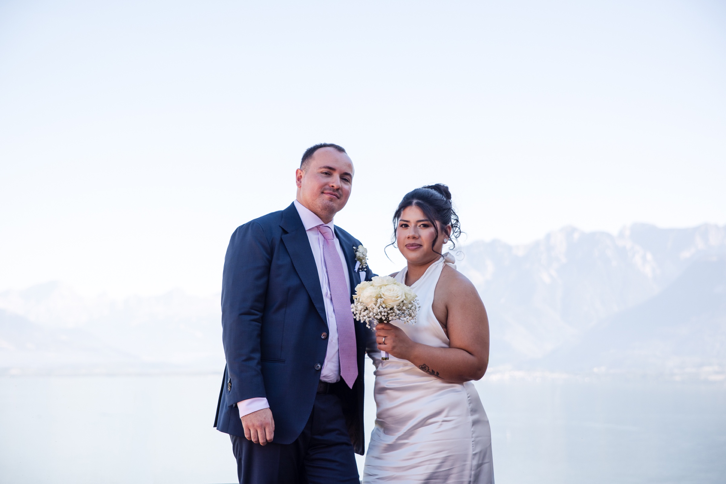 Portrait des mariés devant le lac et les montagnes