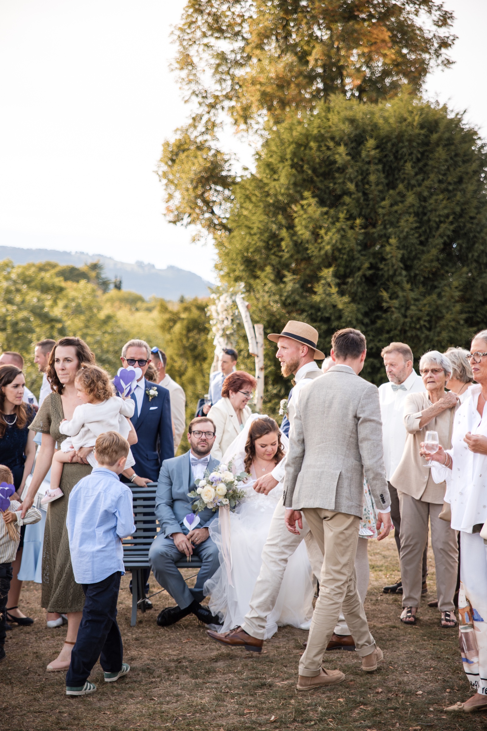 Les mariés entourés de leurs invités durant la réception